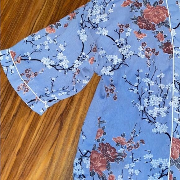 Rue21 NWOT Beautiful Floral Kimono Blue Pink Red Womens Size Small - Picture 3 of 3